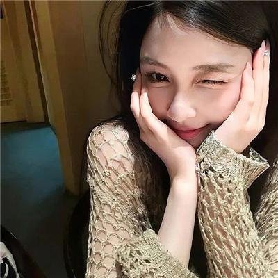 穿黄睡衣的女孩